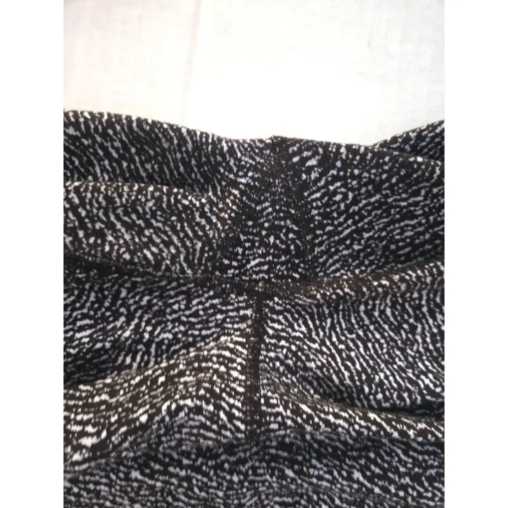 Lululemon • Wunder‎ Under Laser Cut Studio Crop Leggings • Size 8 • Black/White